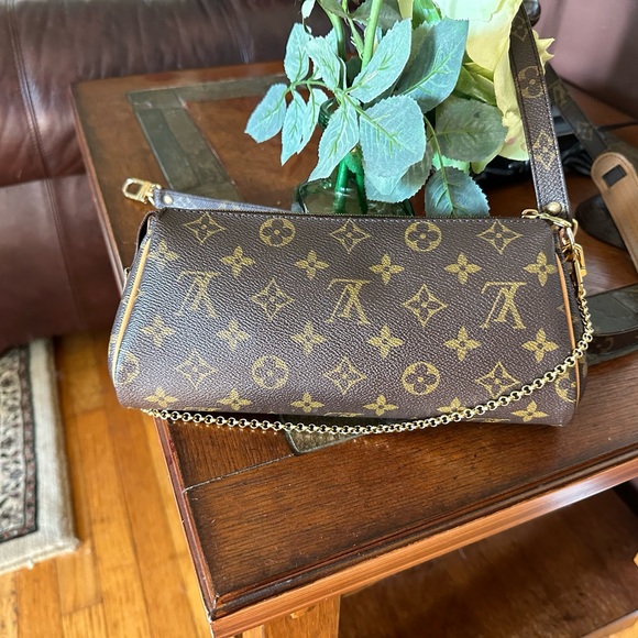Authentic Louis Vuitton eva.with automatic monogram strap - Picture 2 of 10
